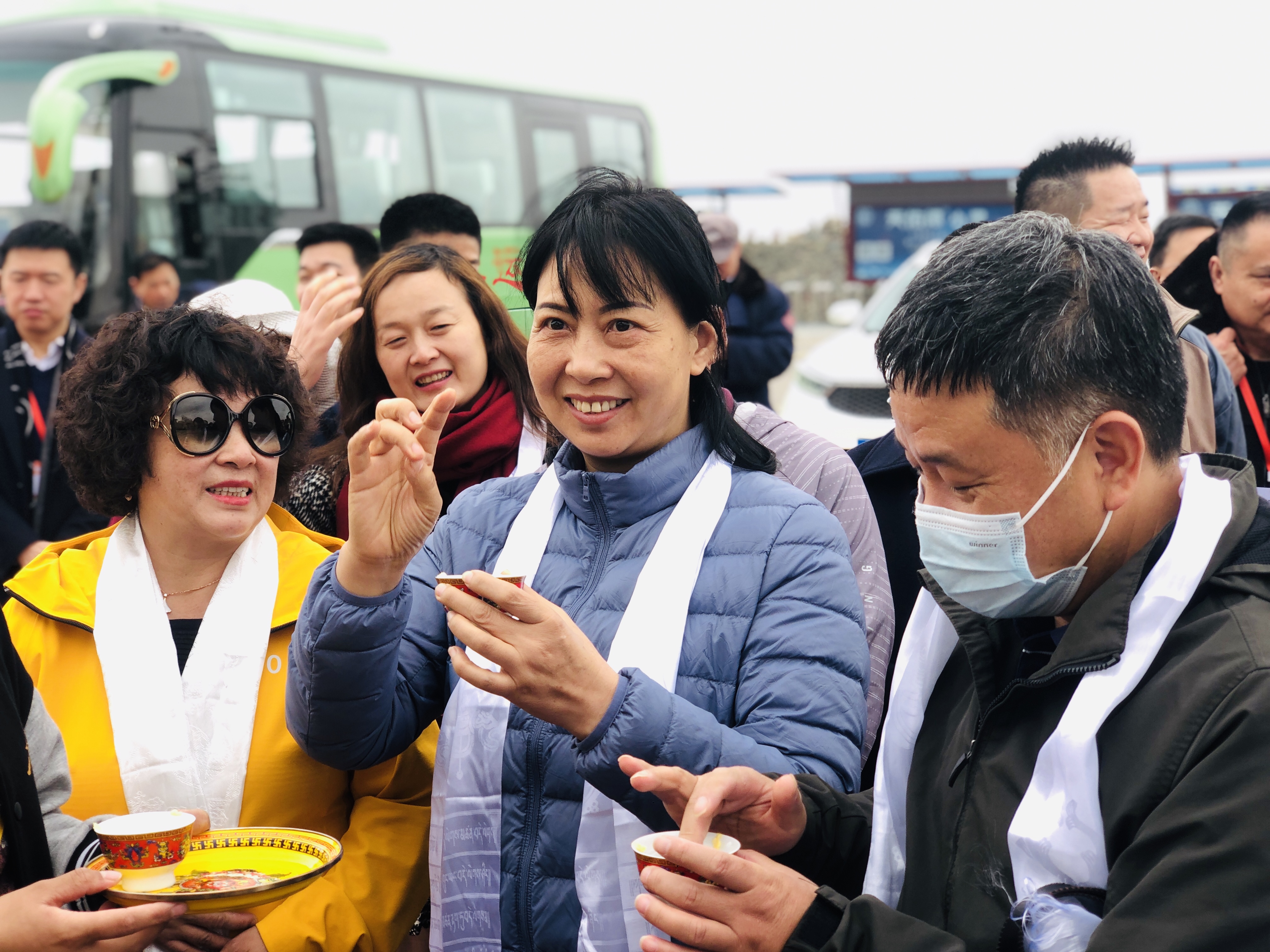 武汉市民营经济人士理想信念教育走进神秘的青海达玉部落