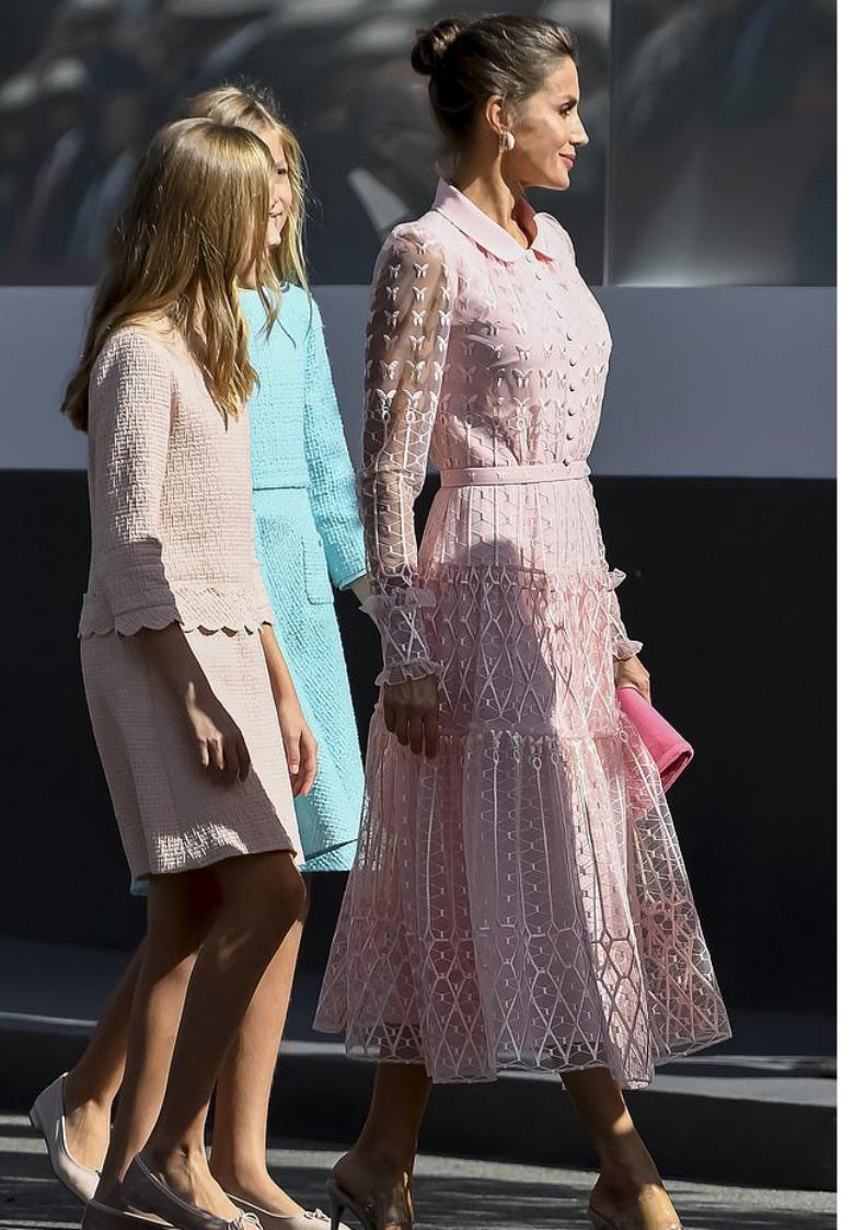 西班牙王后最新着装格子连衣裙,西班牙王后穿波点旧裙