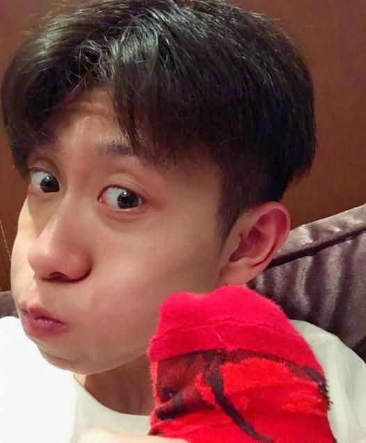 张一山穿袜子的图片,张一山袜子图片