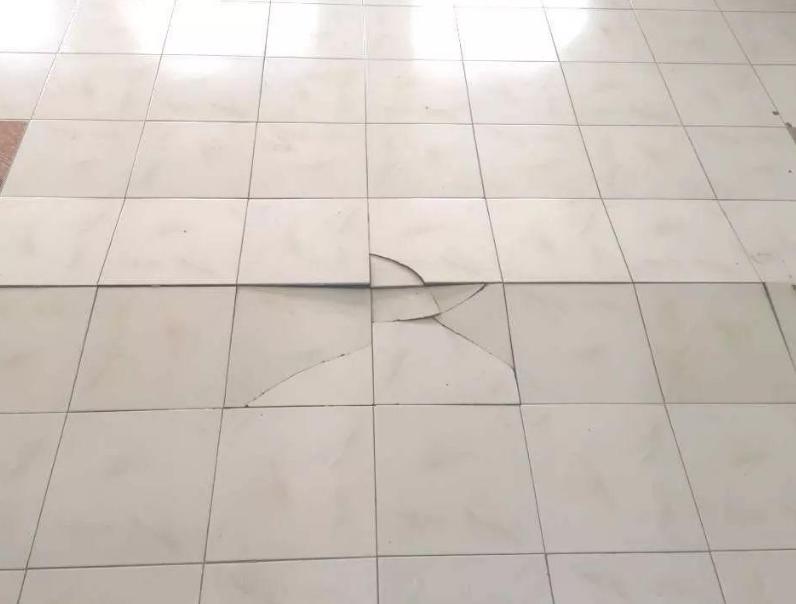 家里的瓷砖突然鼓起预示什么,家里瓷砖大面积翘起来怎么办