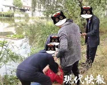便衣民警抓捕毒贩现场惊呆路人,民警负伤追毒贩