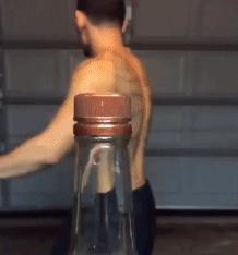 全世界都在挑战瓶盖，但请小心你的韧带