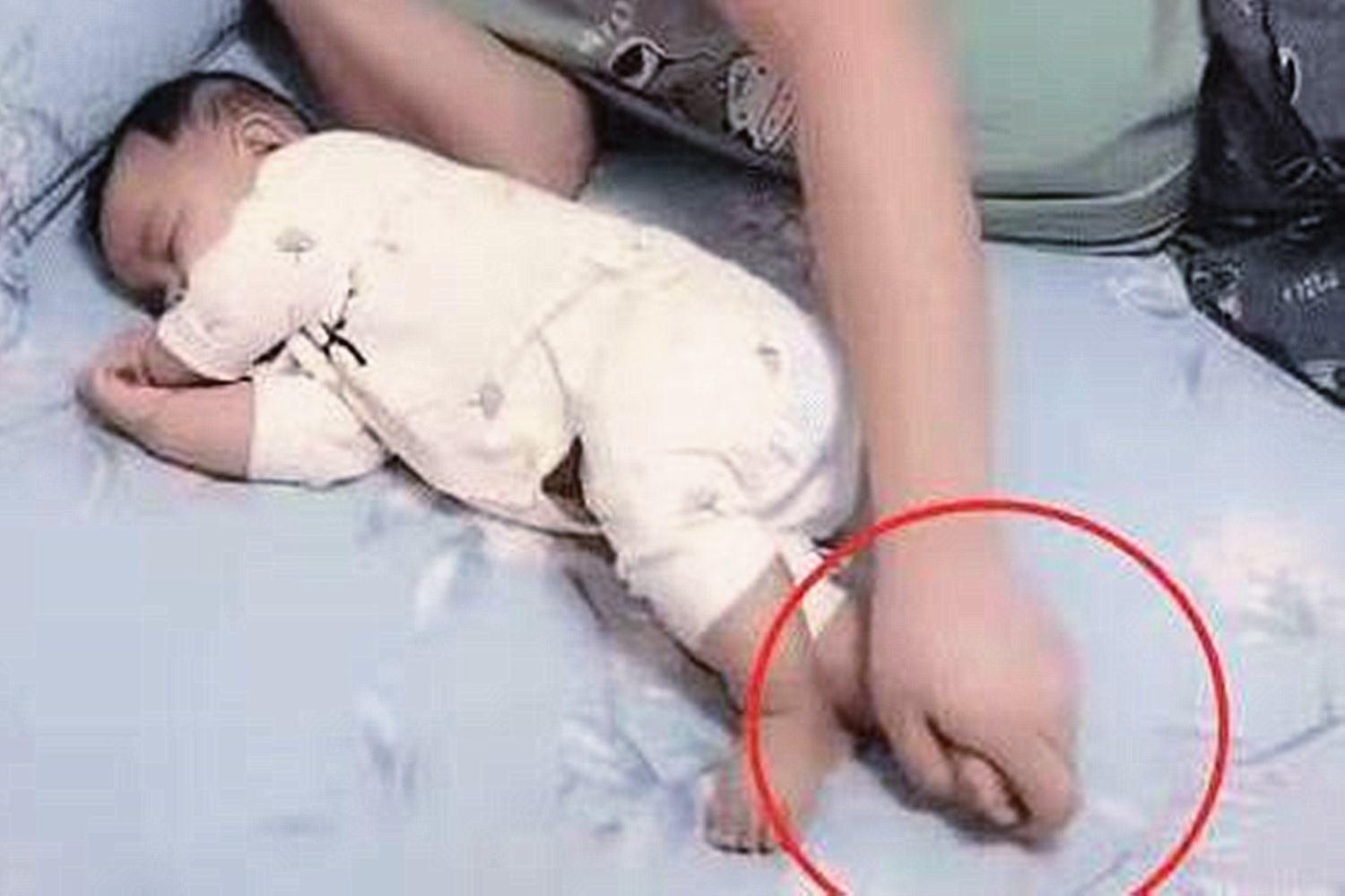 爸爸在家带娃午睡起来看到的一幕,爸爸醒来宝宝身体凉