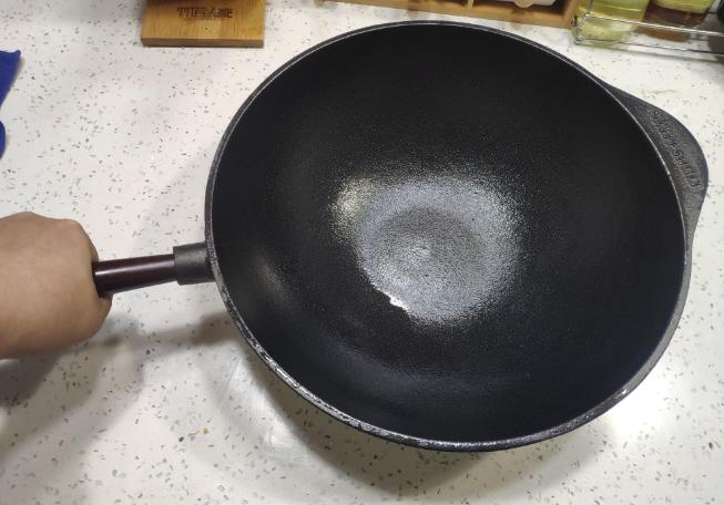 买了铁锅怎么弄好用不粘锅,不粘锅开锅的正确方法铁锅