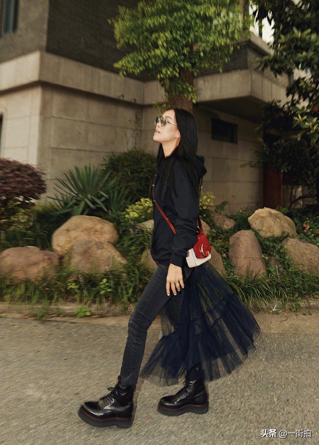 歌坛一姐那英一笑而过,那英歌坛一姐