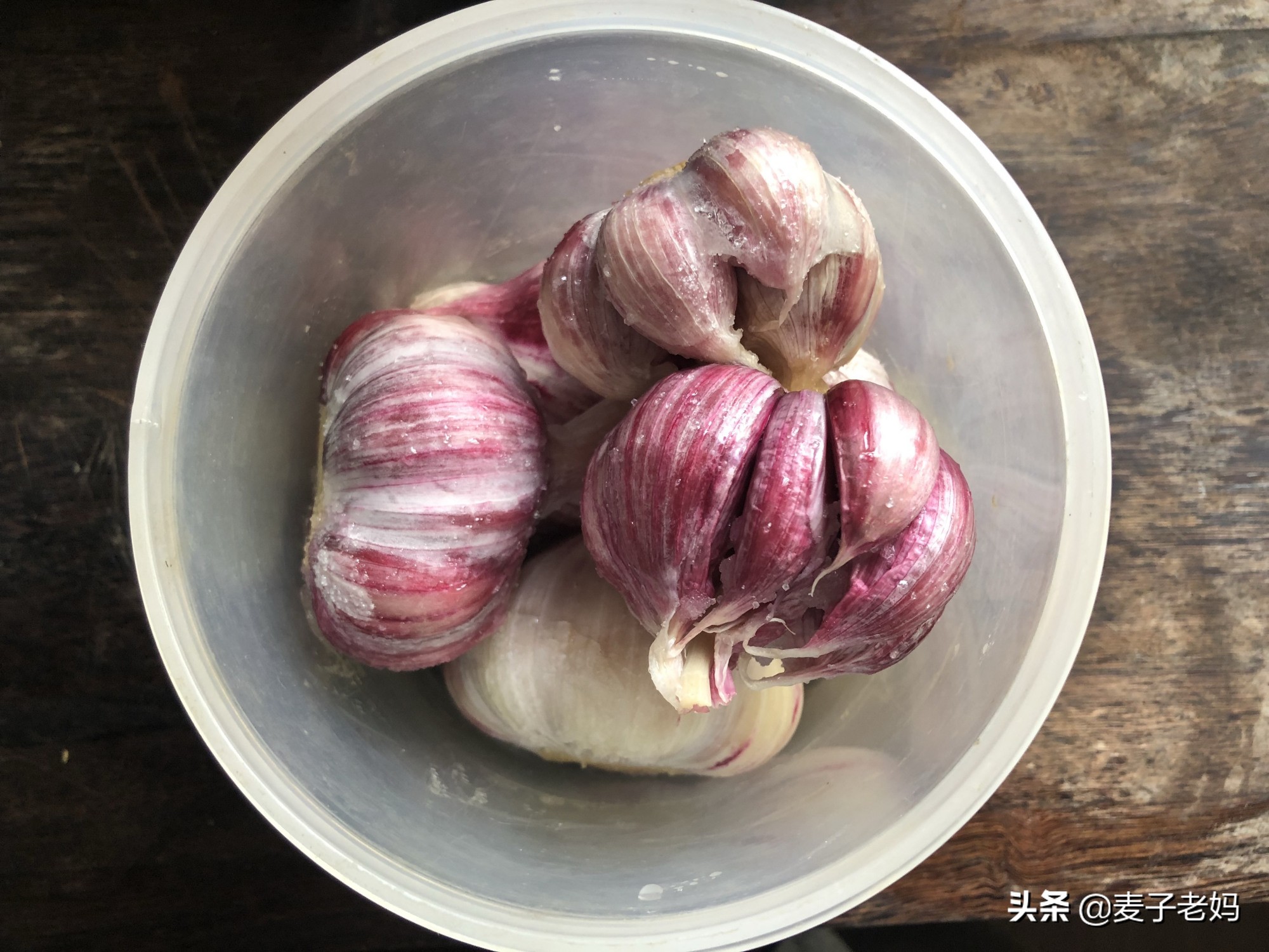 鲜蒜头这样腌一下，酸甜爽脆、生津开胃，放一年都不坏，夏日必备