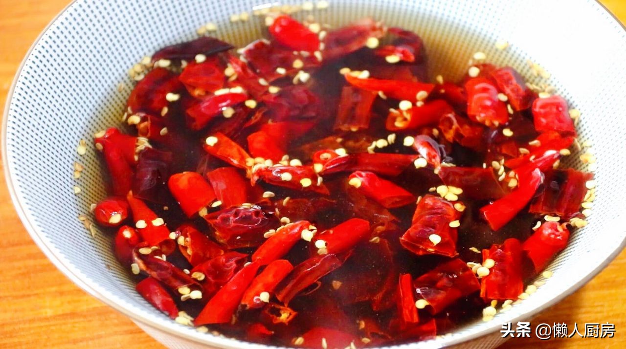 辣椒裹上面炒一下怎么做,面酱炸辣椒做法