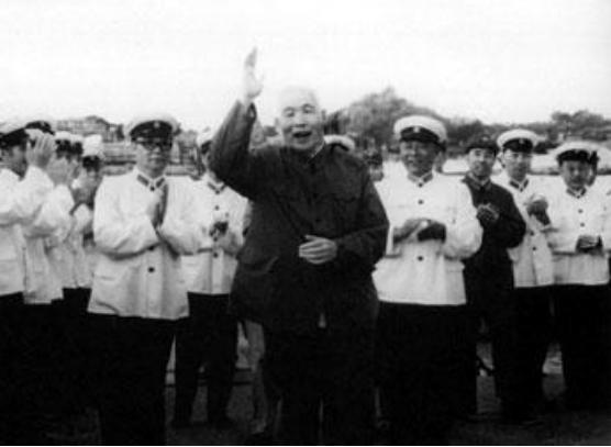 毛主席去青岛视察，顺便去肖劲光家做客：让你夫人做个苦瓜炒鸭子