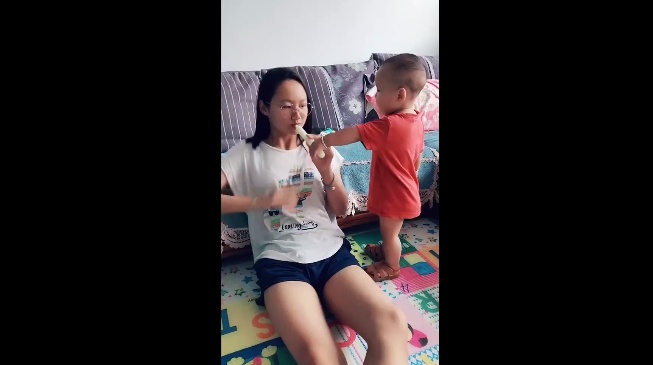 姐姐坑弟弟黄瓜变雪糕,姐姐套路弟弟视频