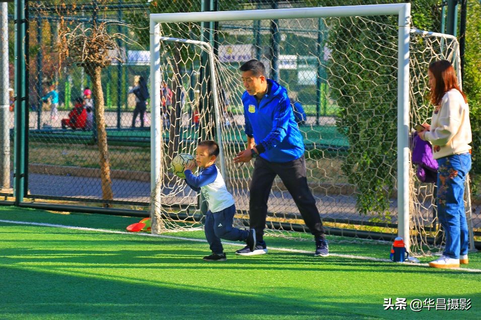 儿童足球训练搞笑瞬间,小孩足球训练10个基本动作