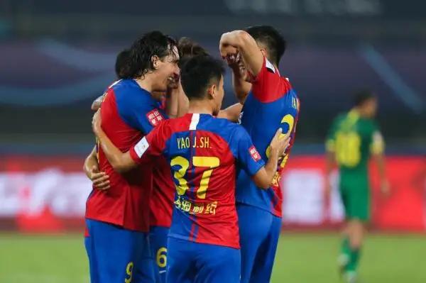 中超罕见一幕，31岁老将亮鞋钉将小将檫伤，外援飞踹门将引冲突