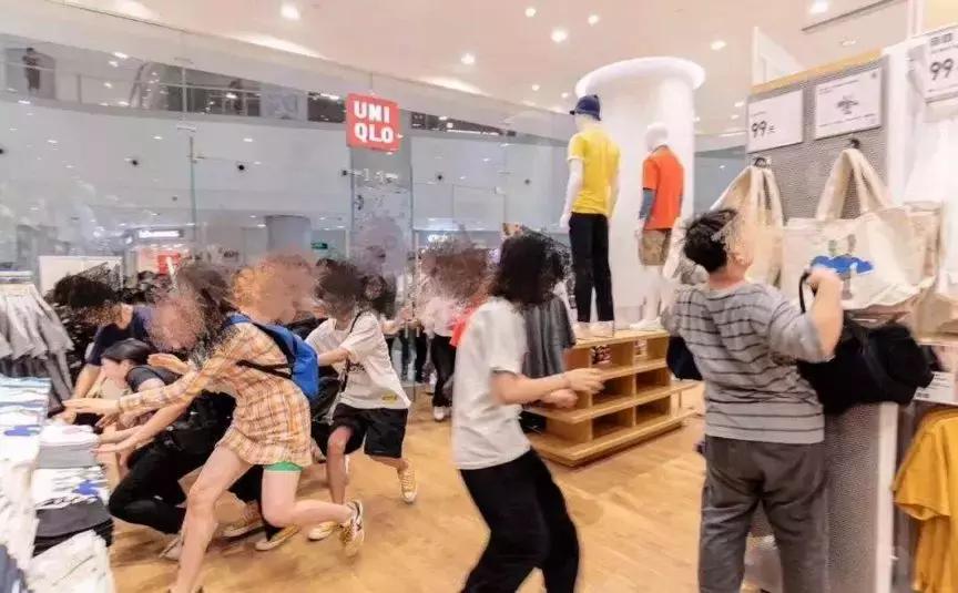 优衣库联名衣服爆抢,优衣库联名款遭疯抢视频