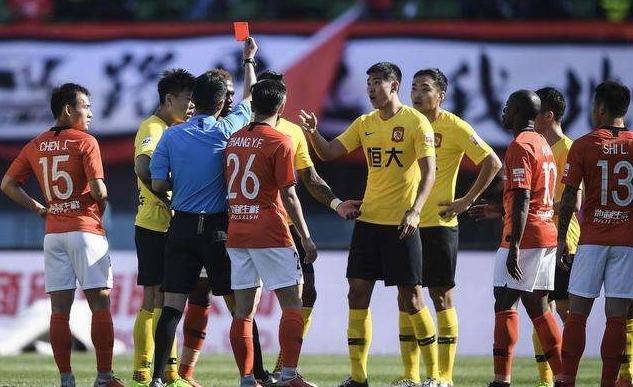 中国足球史第一个被终身禁赛,禁赛重罚足球