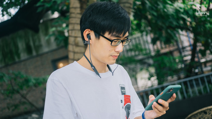 阿迪达斯头戴式运动耳机有降噪吗,阿迪达斯半入耳耳机