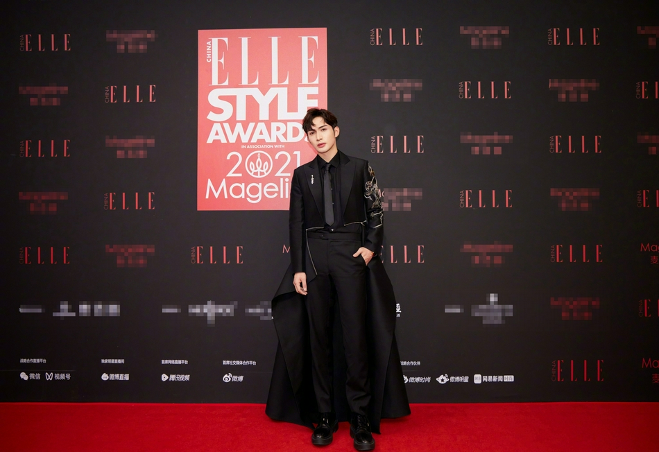 李现蔡徐坤颁奖照片合照,李现蔡徐坤红毯