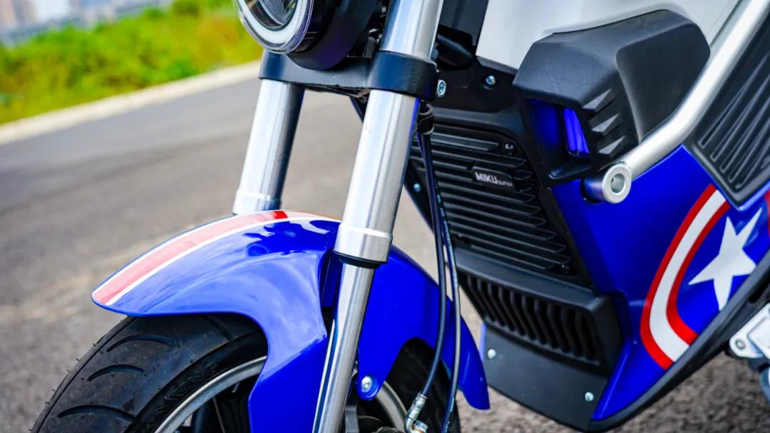 黑科技的电摩MIKUSuper：汽车级锂电双芯双动力指纹解锁