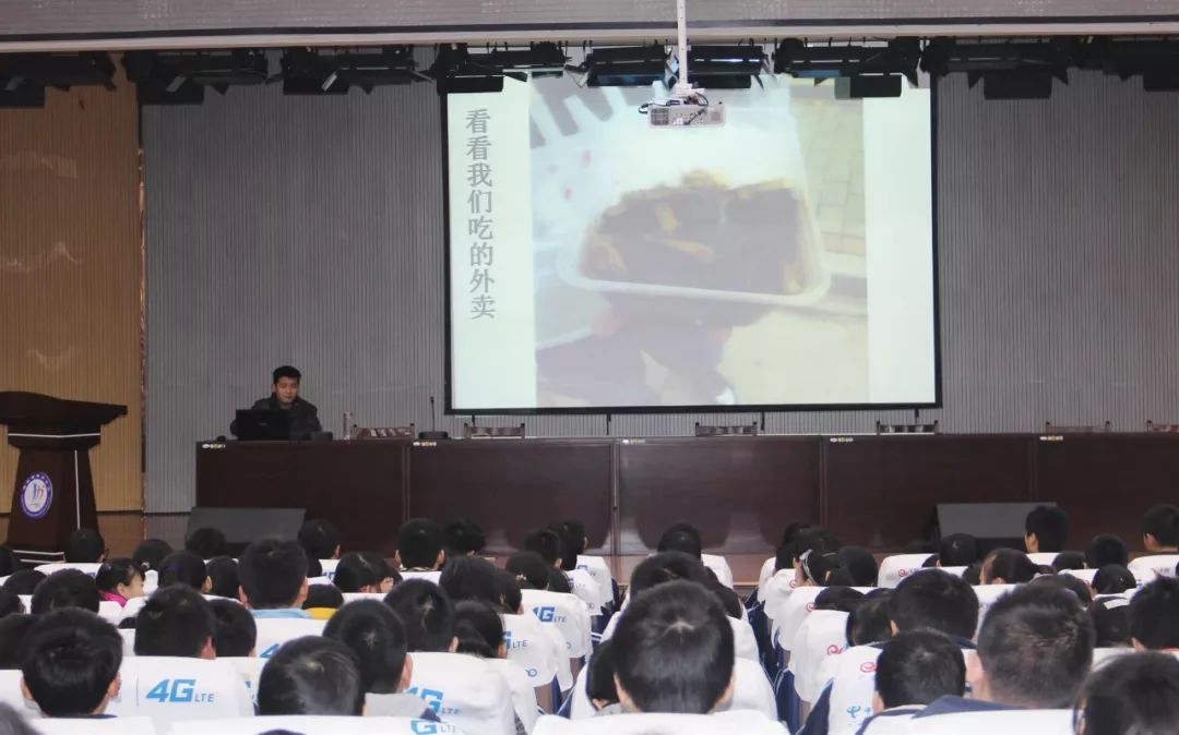 重点发展普文普理，做精做强美术特色。黄州中学高中部欢迎你！