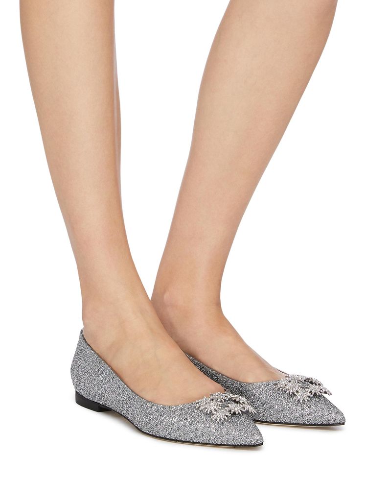 年底跑趴高跟鞋太痛？这十个平底鞋品牌优雅加分显腿长，值得投资