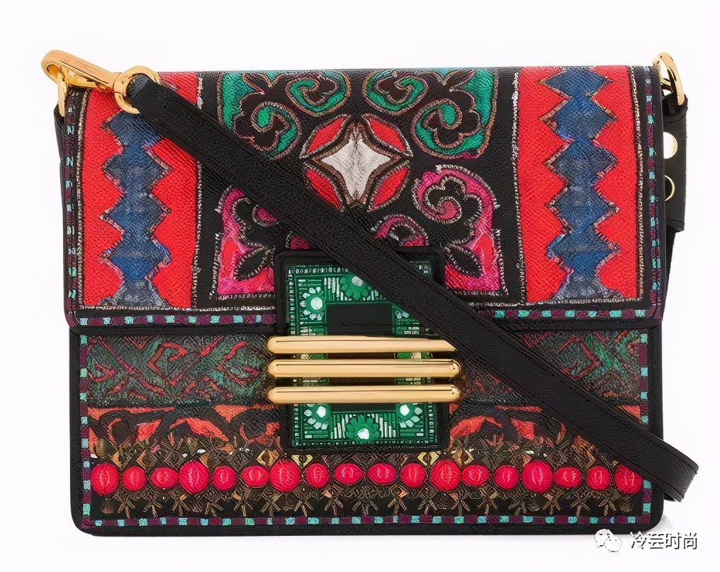 项链的活动扣佩戴方法,项链的佩戴要讲究八大搭配技巧