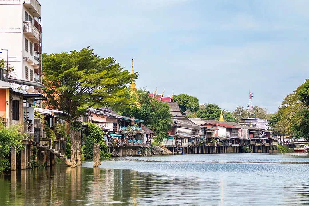 在泰国的“宝石之都”，珠宝街像菜市场，宝石摆地摊上出售