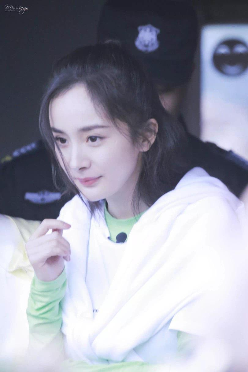 解锁T恤新穿法，杨幂、戚薇、杨紫早就这么搭配了，防晒又时尚