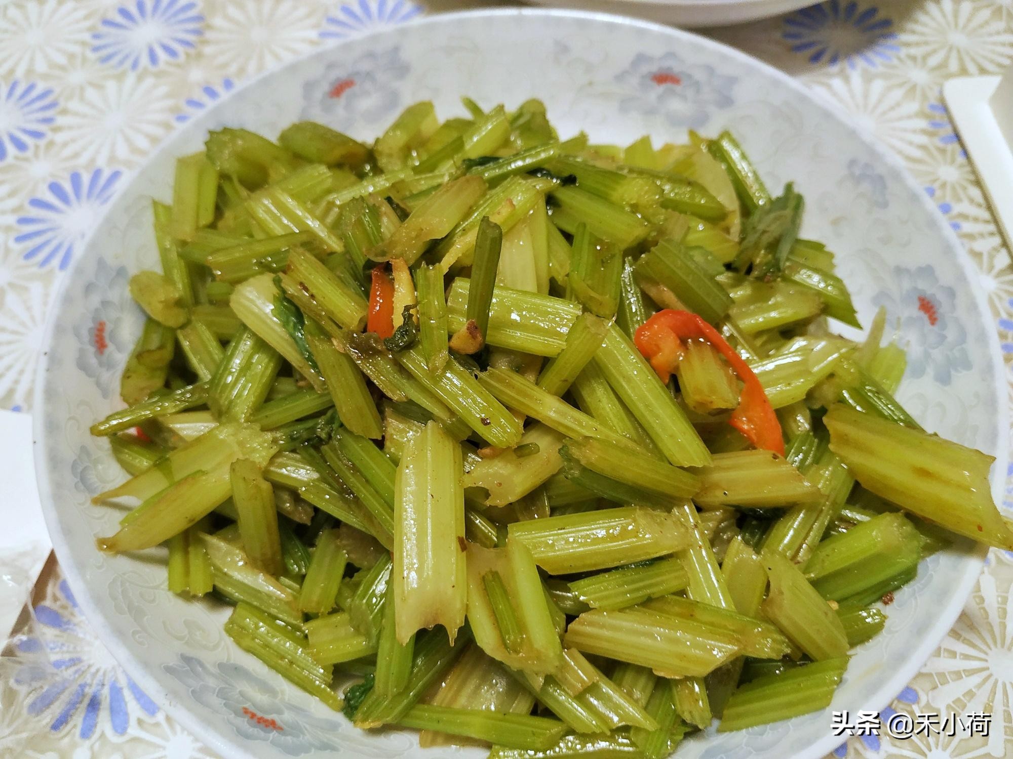 爷爷过生日奶奶做的一大桌子菜,奶奶给孙子做一桌子菜庆祝生日