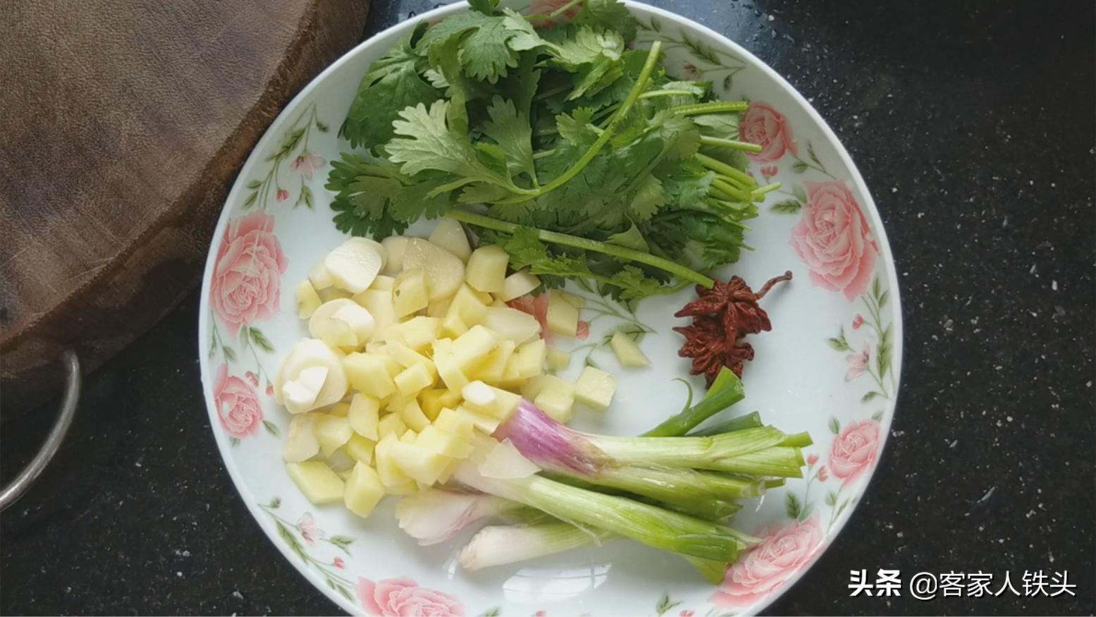 2条草鱼1块豆腐教你最好吃的做法,红烧草鱼头豆腐的做法大全家常