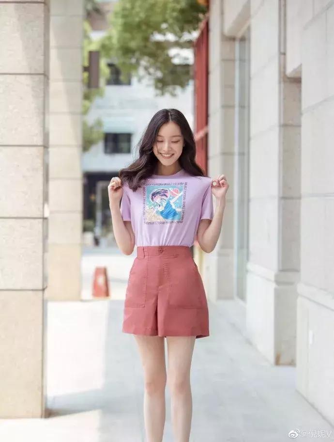 优衣库kaws联名连帽卫衣,优衣库联名kawst恤