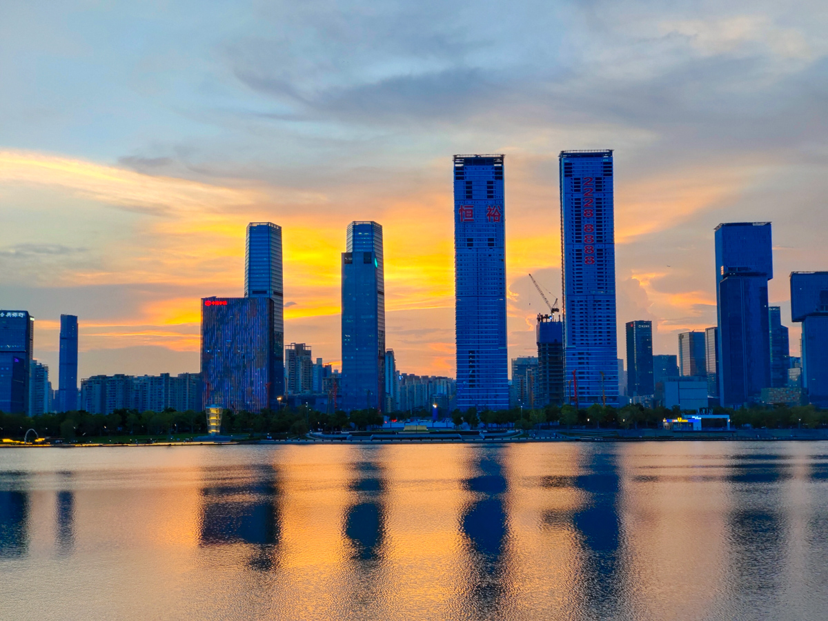 iqoo8燃色配色带壳,iqoo8燃变色