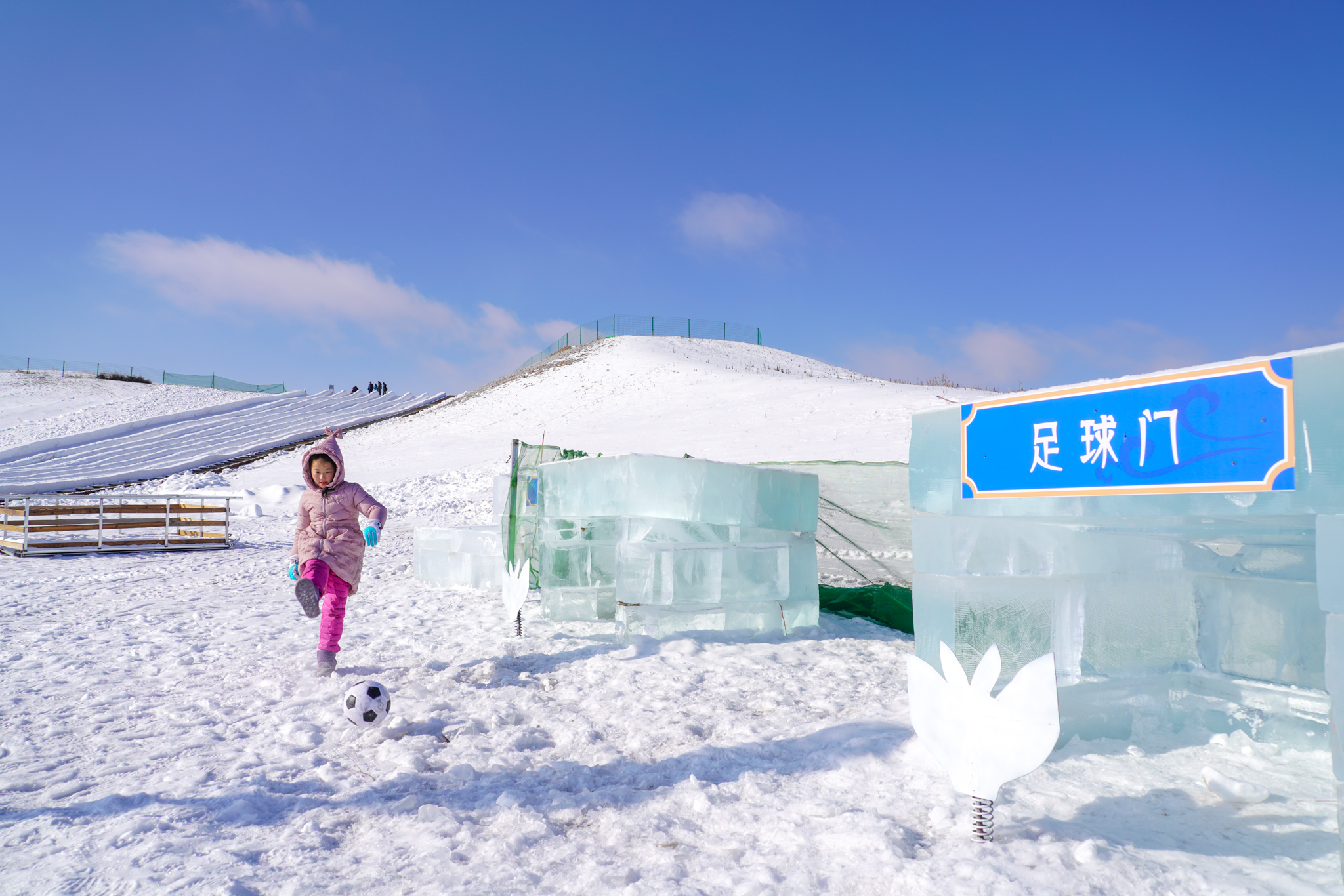 美也声声马鸣，冰雪晶莹！壮哉辽阔草原，新岁康安