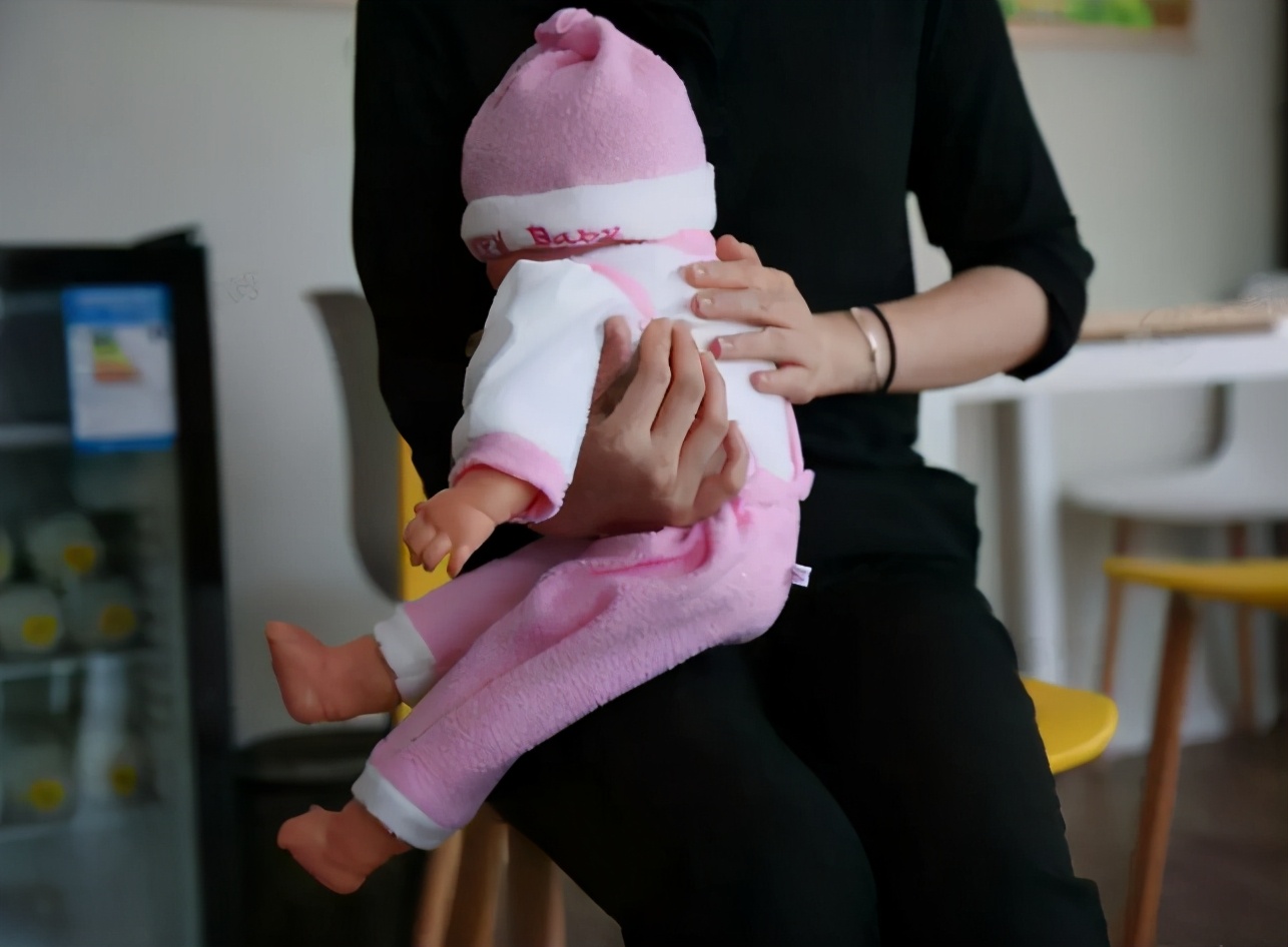 给宝宝拍嗝过程中吐奶怎么回事,给宝宝拍嗝时吐奶应该怎么办