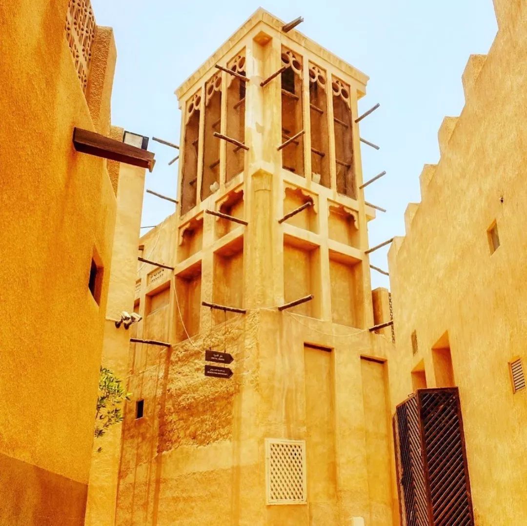 迪拜街头捡到一辆豪车,迪拜豪车坟场里的废弃豪车