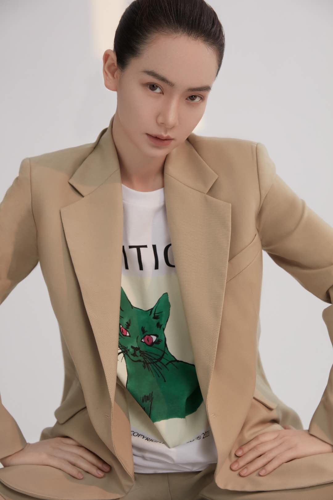 戚薇真敢把自己秀出来，穿大裤衩配西装，不看身材还以为是男的