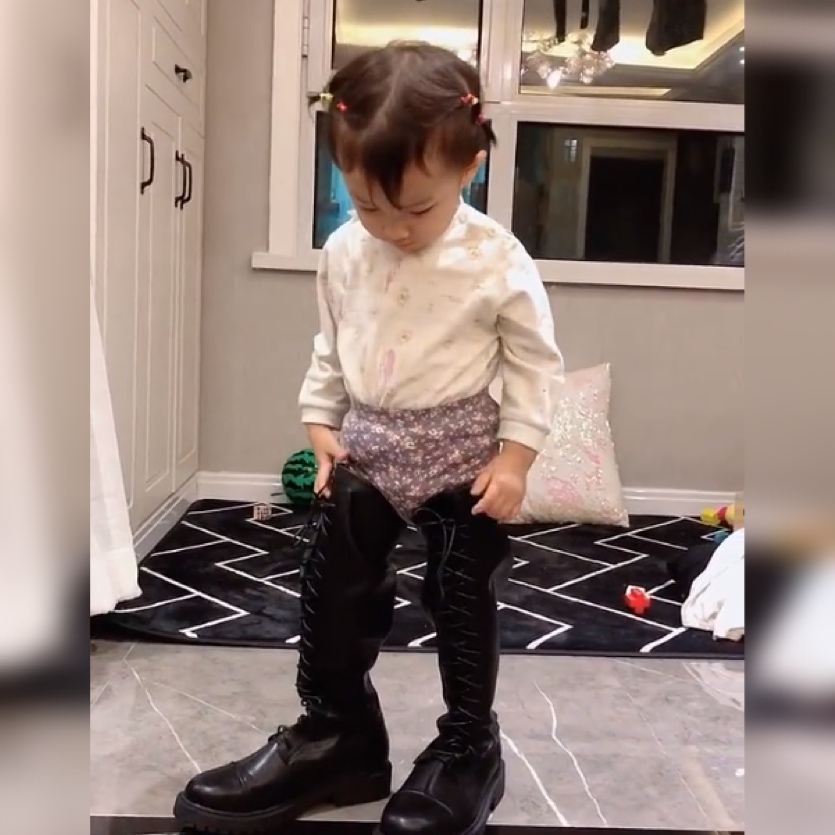萌娃穿妈妈靴子,小孩穿妈妈长靴子视频