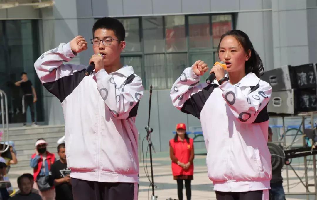 青春永向党建功新时代团日活动,青春心向党奋斗正当时入团仪式