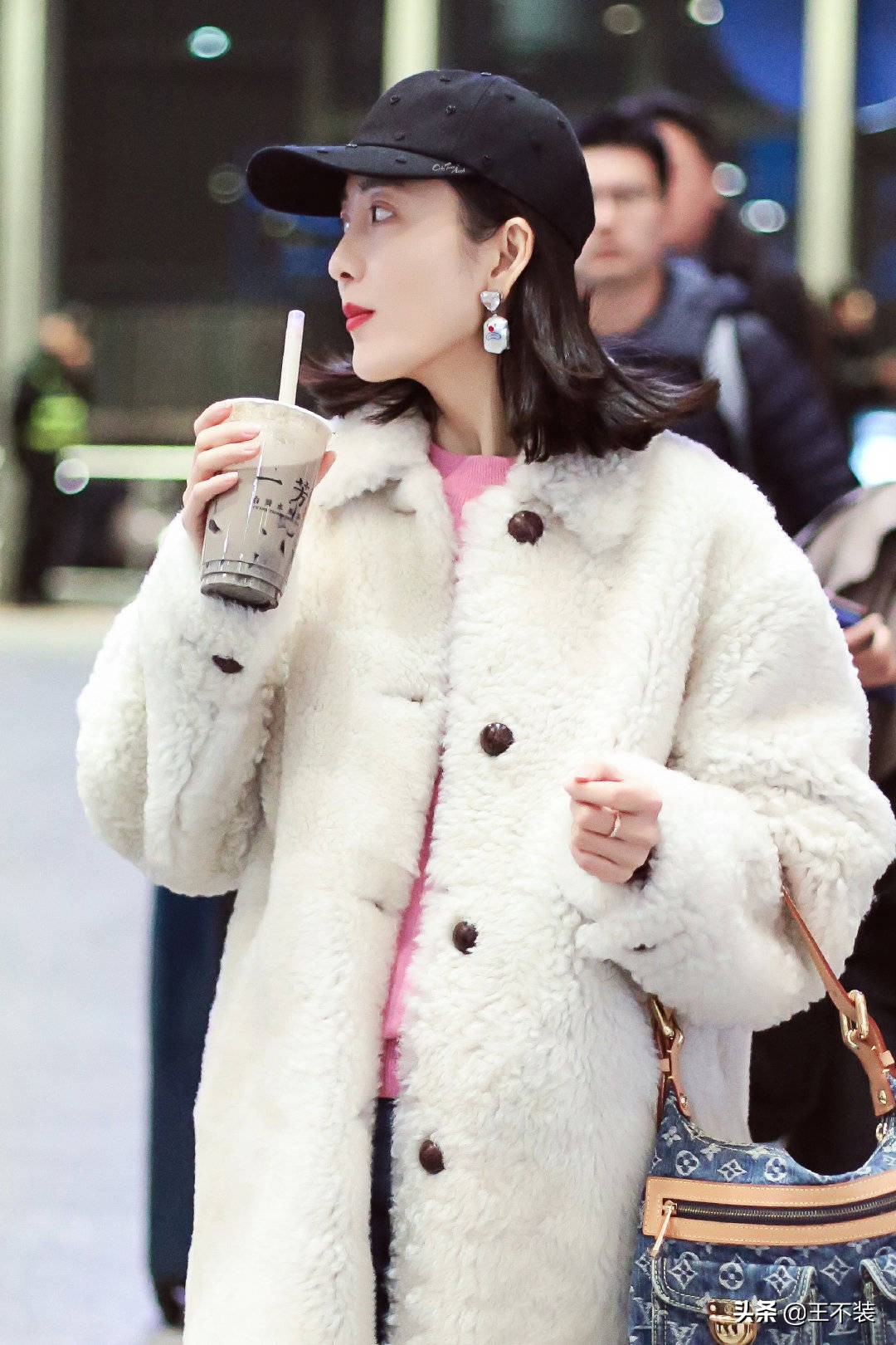 王鸥羊羔毛衣图片,37岁王鸥高端典雅贵妇气质