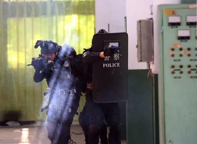 想象中的特警vs现实中的特警,想象中的特警和现实中的特警