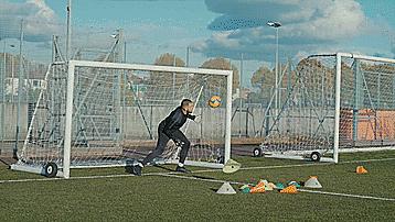 足球守门员三连扑,守门员扑队友折射球