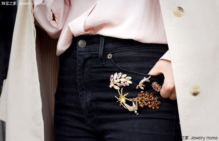 一大一小的胸针的正确戴法,一枚胸针穿出高级感