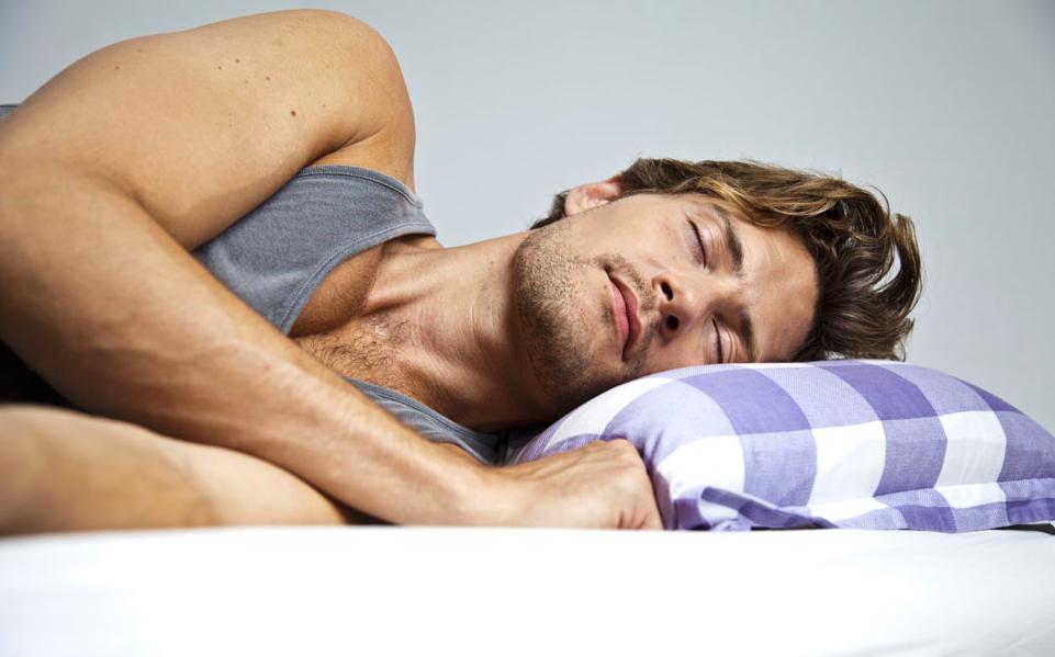 24岁男子健身险成秃头,24岁小伙疯狂健身后秃头