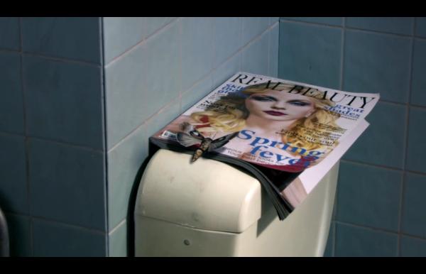 女孩变成橡皮人的电影,女孩的身体像橡皮泥