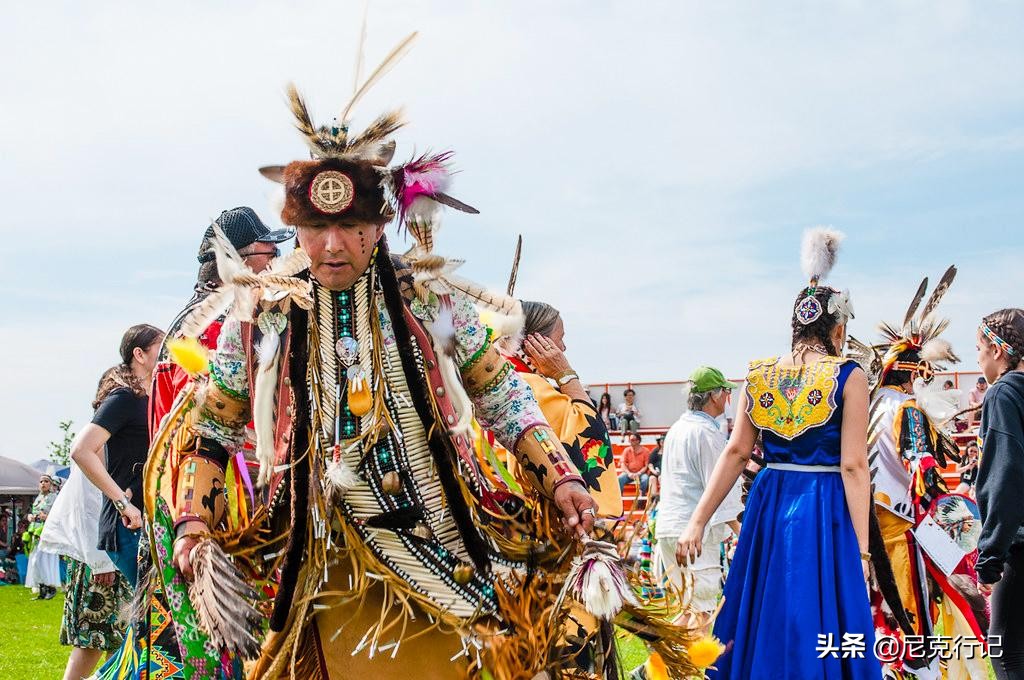 老汉被称为山顶洞人,山顶洞人隐居山洞