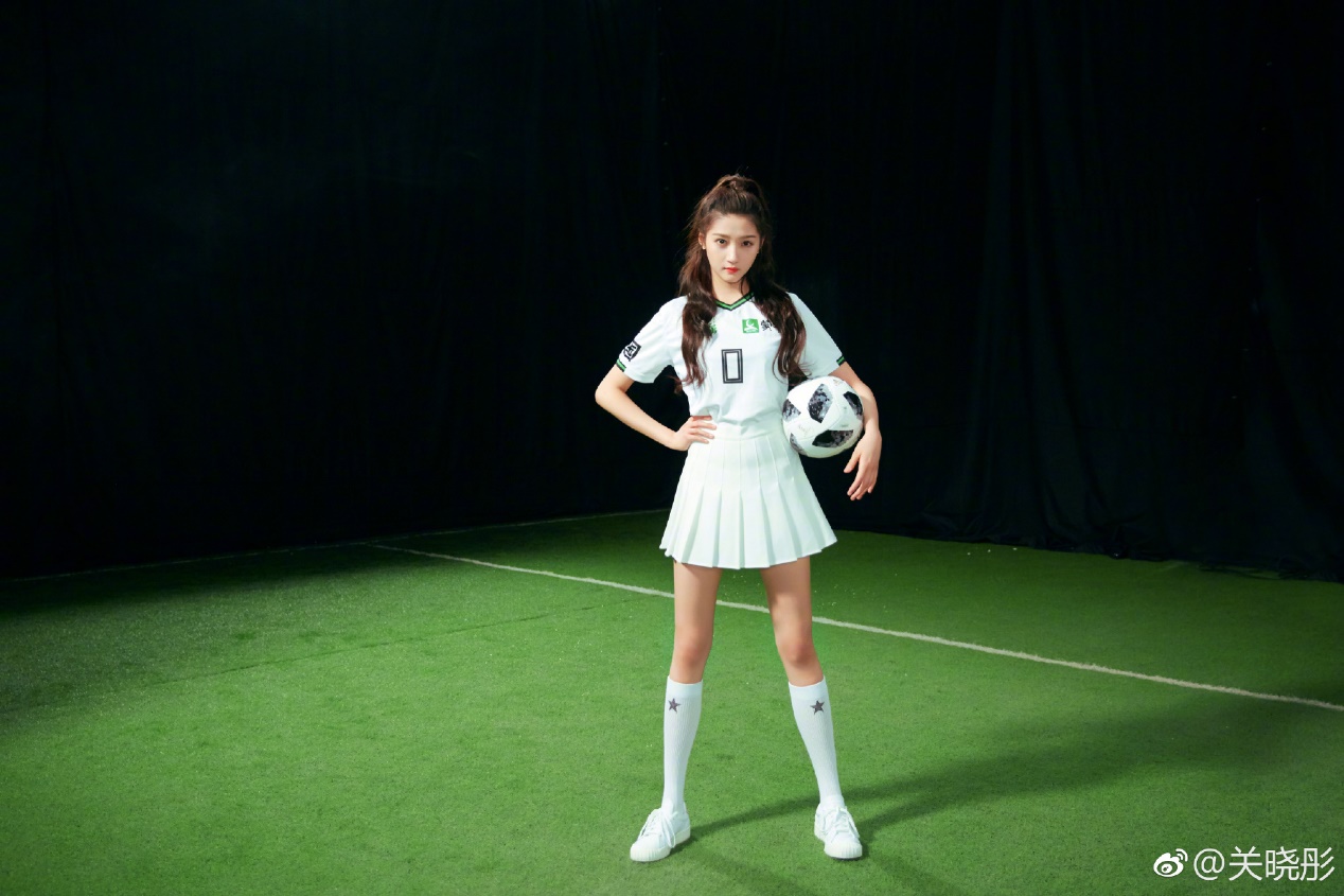 关晓彤穿超短裙出席活动北电,关晓彤的腿显得更细了