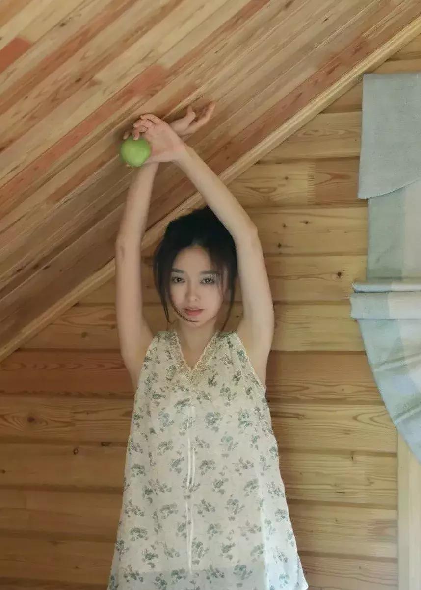 这篇春晚穿搭主要是来回(应)馈(付)社(老)会(板)的!