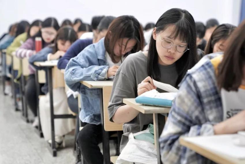 学习的时候被冷嘲热讽,努力学习时被别人嘲笑怎么办