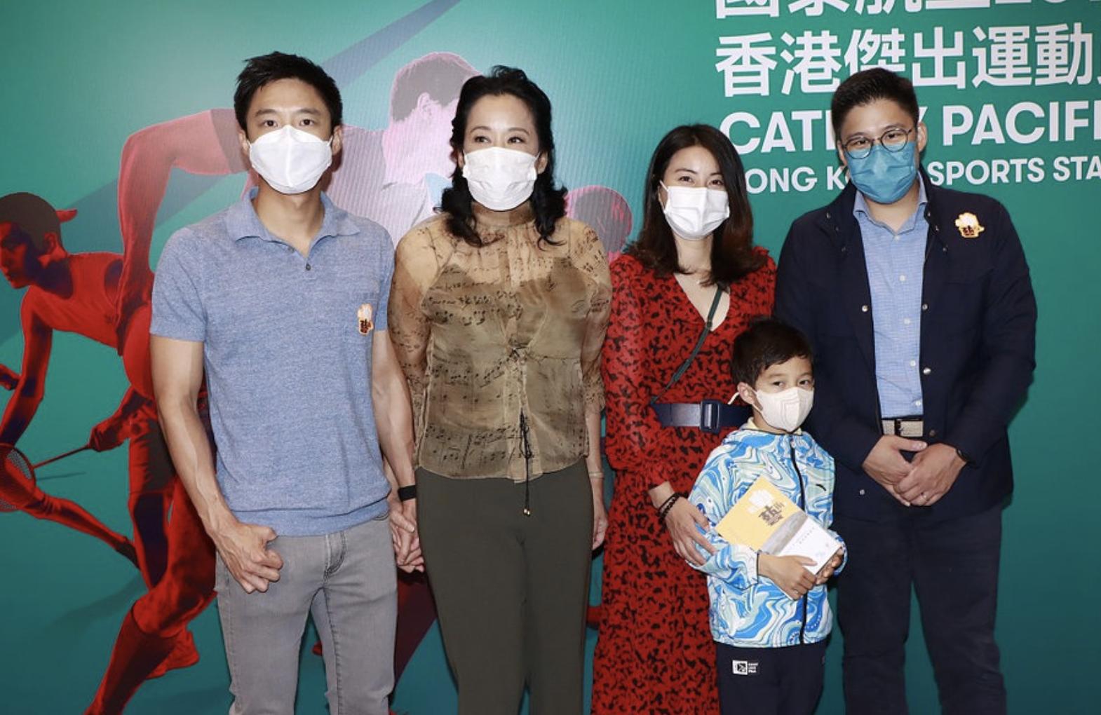 郭晶晶晒一家六口合照表白霍启刚,郭晶晶挺孕肚现身