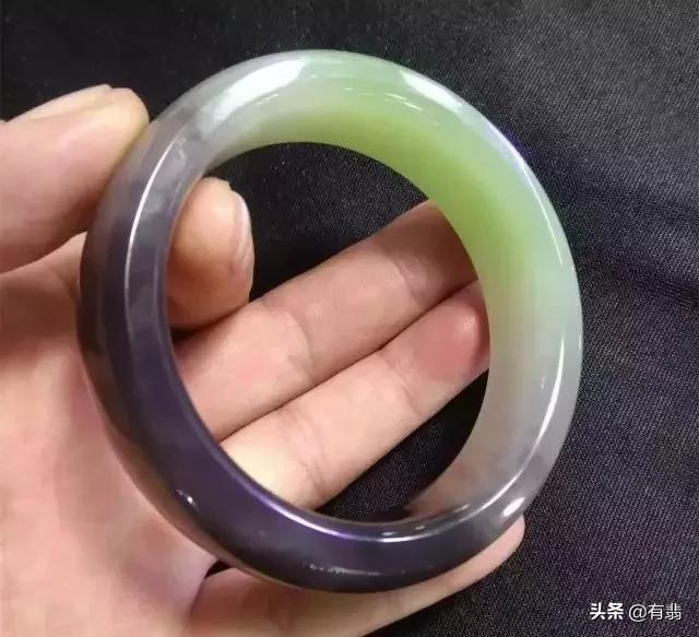 翡翠手镯戴的方法,玉手镯要怎样戴和脱