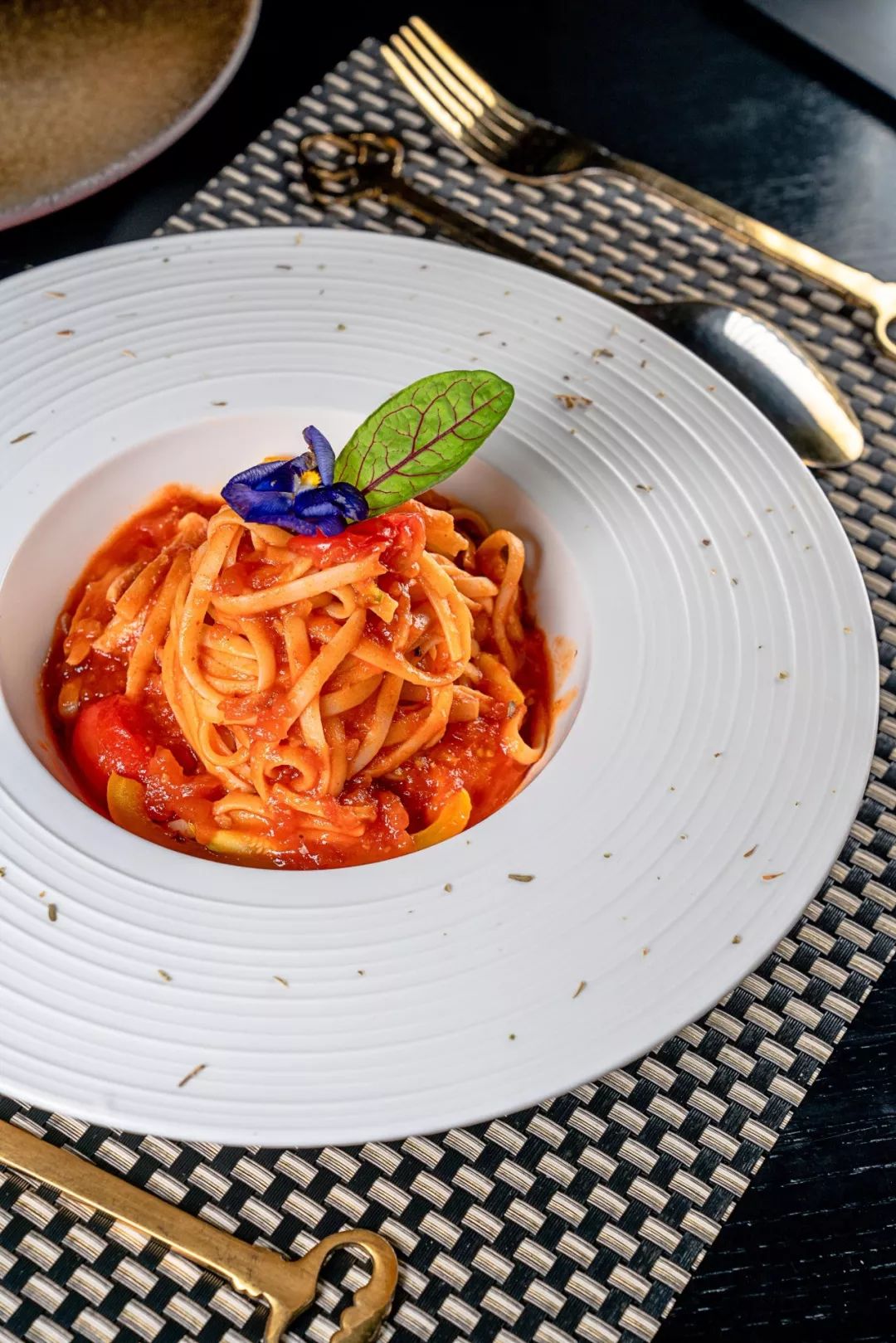 召唤佛山大胃王！足足八层高XXXXXL号大力水手汉堡，全部吃完免单