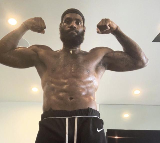 老詹入选75大球星,现役健美先生第一人