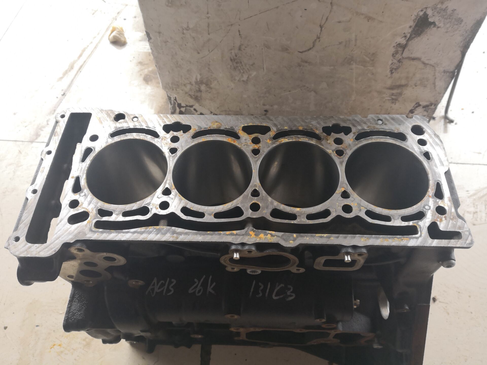 奥迪a4l严重烧机油怎么解决,奥迪a4l缸盖三通刚换过还是漏水